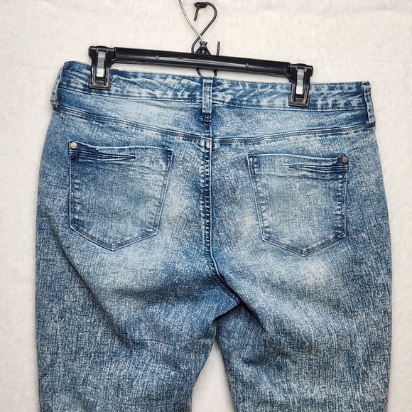 Bandolino Selene Acid-Washed Embroidered Geometric Designs Women's Jeans Size 12 - Picture 15 of 16